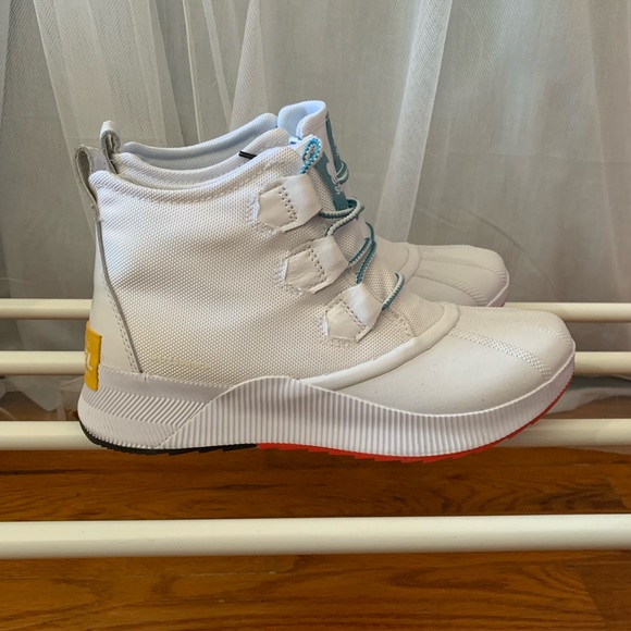 SOREL Women's Out N About III Classic Boots New with Tags - Picture 8 of 12